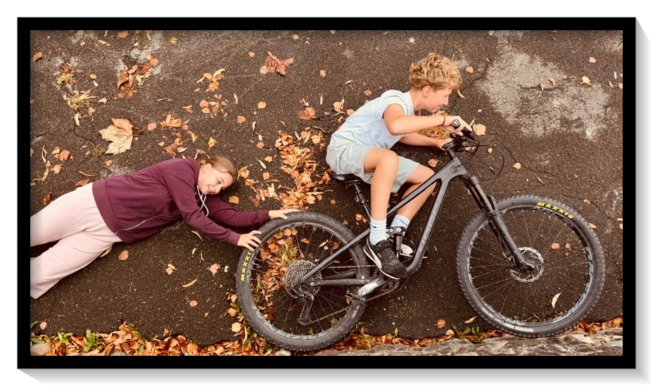 Schülerinnen und Schüler unterwegs zum Schulstart