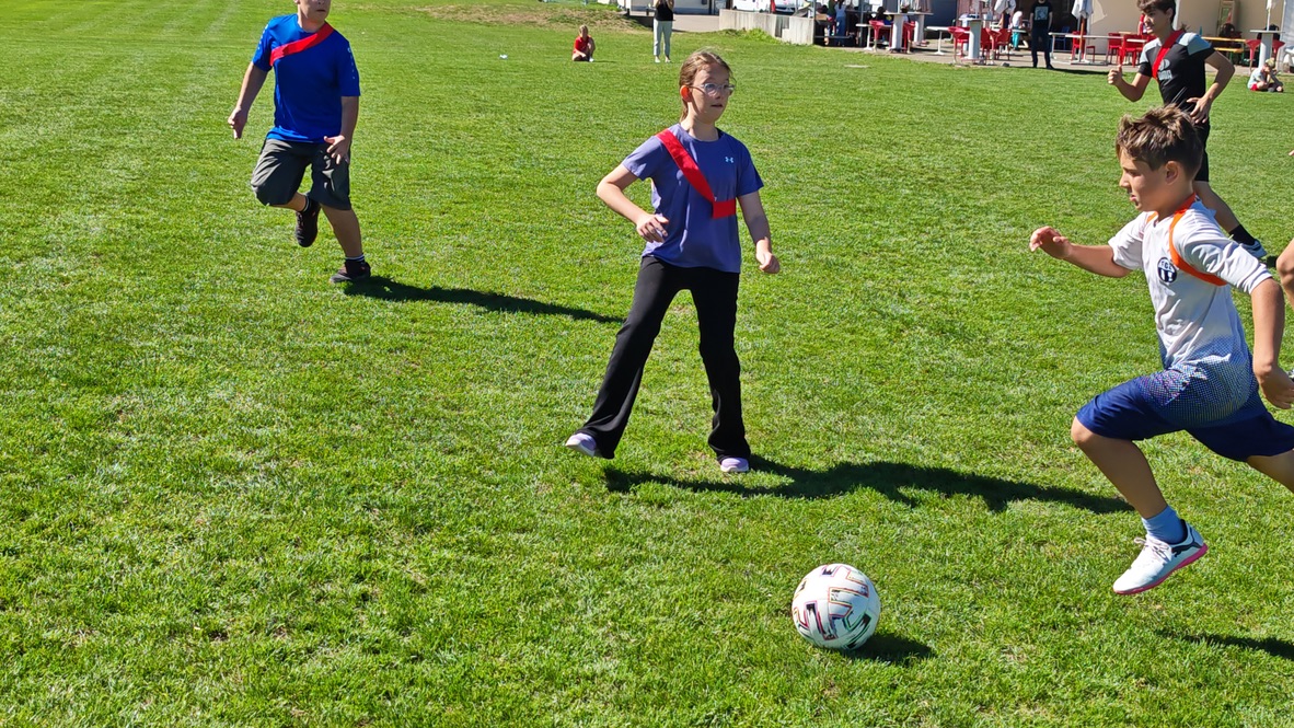 Schülerinnen und Schüler beim Fussballspielen